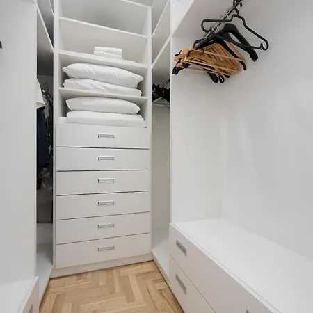 Lejlighed Spacious With 4 Bedrooms And Parking In Warsaw's Ochota By Nolegi Renters