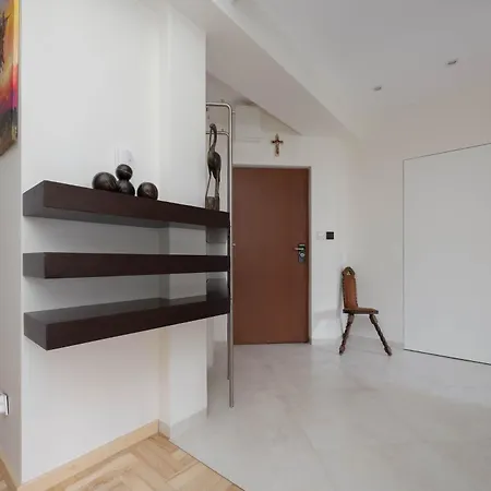アパート Spacious With 4 Bedrooms And Parking In Warsaw's Ochota By Nolegi Renters ワルシャワ