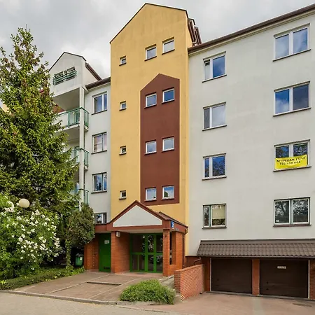 Spacious With 4 Bedrooms And Parking In Warsaw's Ochota By Nolegi Renters ワルシャワ