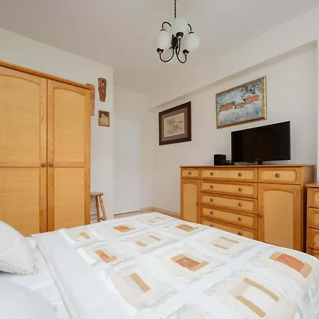 Spacious With 4 Bedrooms And Parking In Warsaw's Ochota By Nolegi Renters Apartment *
