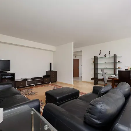 Spacious With 4 Bedrooms And Parking In Warsaw's Ochota By Nolegi Renters ワルシャワ