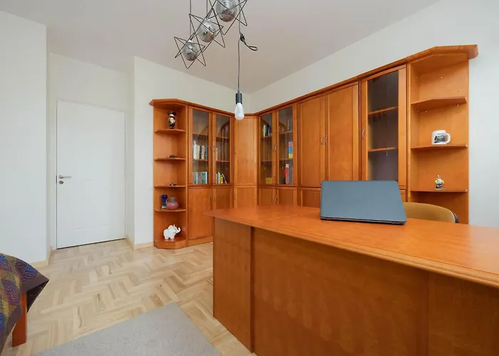 Spacious With 4 Bedrooms And Parking In Warsaw's Ochota By Nolegi Renters شقة وارسو