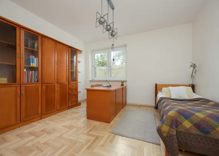 Spacious With 4 Bedrooms And Parking In Warsaw's Ochota By Nolegi Renters شقة