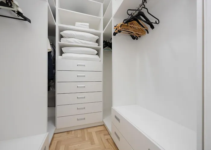 شقة Spacious With 4 Bedrooms And Parking In Warsaw's Ochota By Nolegi Renters