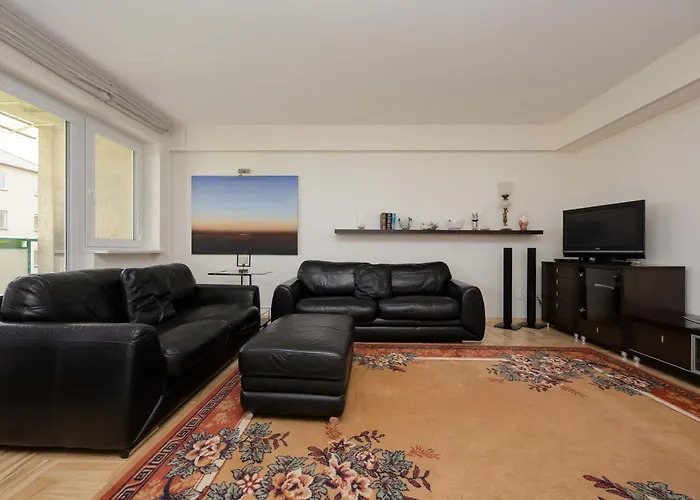 Spacious With 4 Bedrooms And Parking In Warsaw's Ochota By Nolegi Renters *