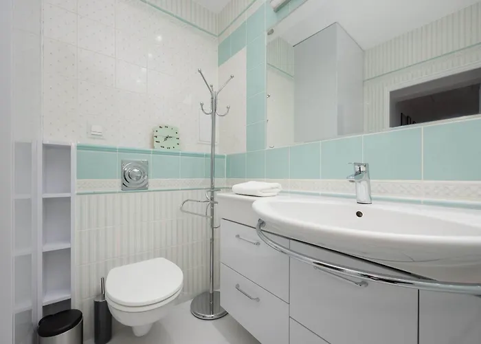 Spacious With 4 Bedrooms And Parking In Warsaw's Ochota By Nolegi Renters وارسو