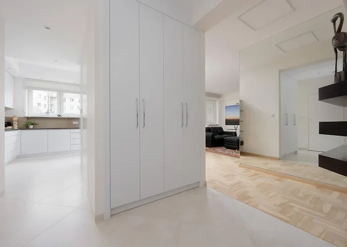 Spacious With 4 Bedrooms And Parking In Warsaw's Ochota By Nolegi Renters * وارسو