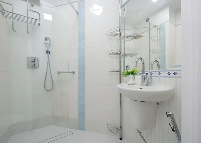 Spacious With 4 Bedrooms And Parking In Warsaw's Ochota By Nolegi Renters شقة