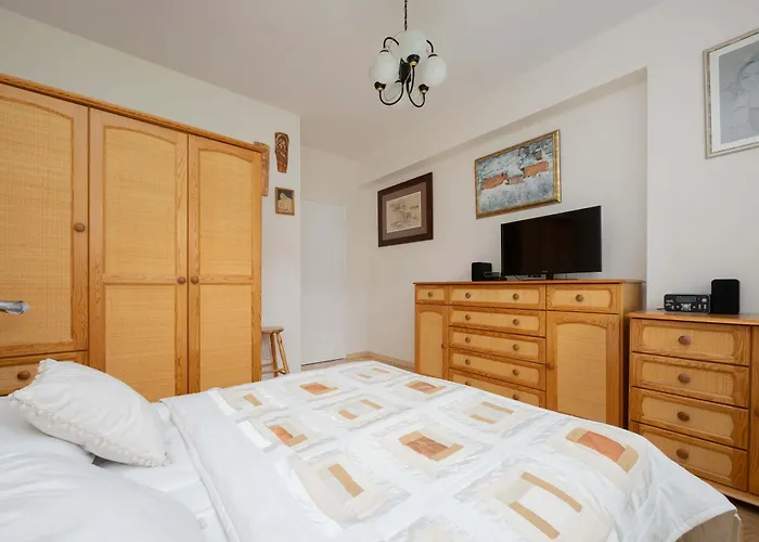 Spacious With 4 Bedrooms And Parking In Warsaw's Ochota By Nolegi Renters شقة *