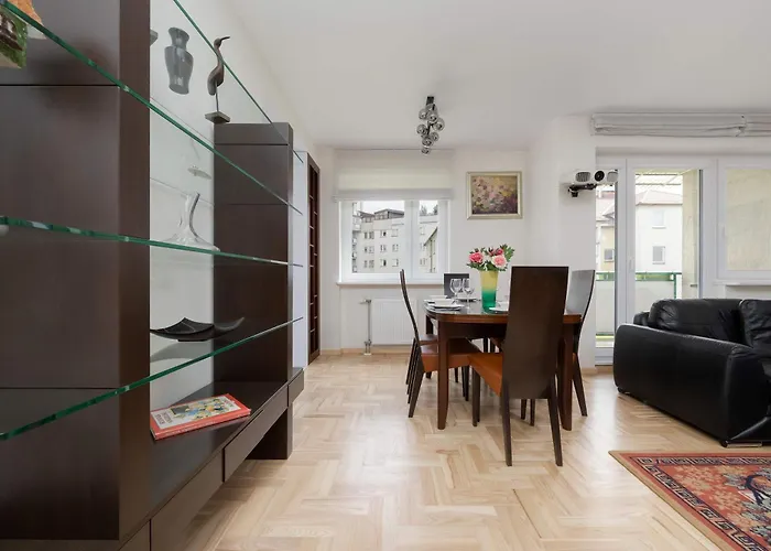 شقة Spacious With 4 Bedrooms And Parking In Warsaw's Ochota By Nolegi Renters وارسو