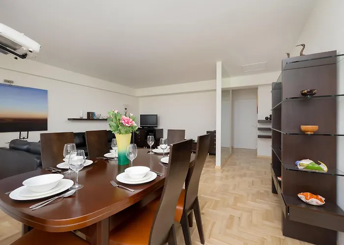 Spacious With 4 Bedrooms And Parking In Warsaw's Ochota By Nolegi Renters * وارسو