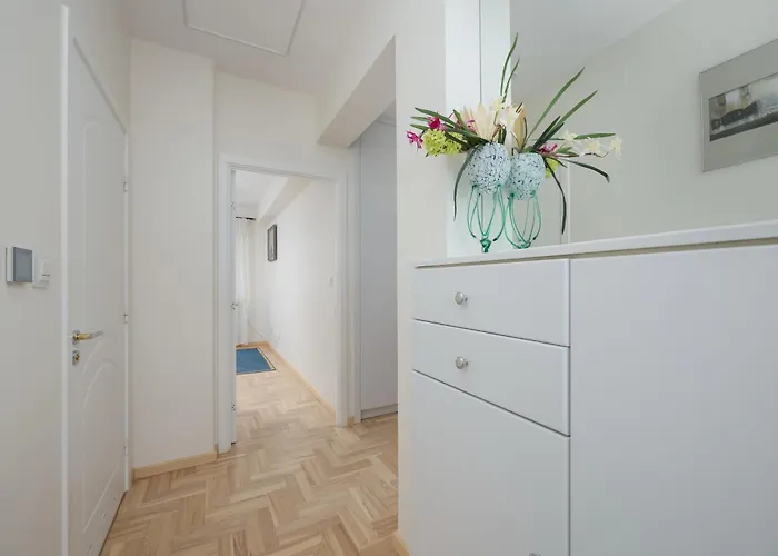 Spacious With 4 Bedrooms And Parking In Warsaw's Ochota By Nolegi Renters شقة وارسو