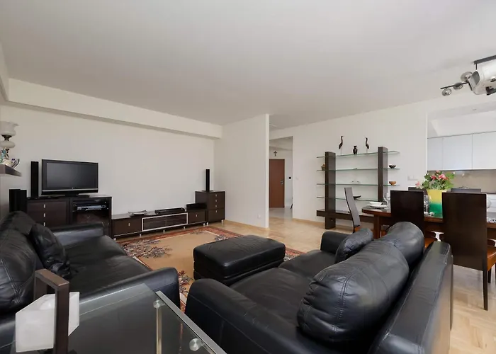 Spacious With 4 Bedrooms And Parking In Warsaw's Ochota By Nolegi Renters وارسو